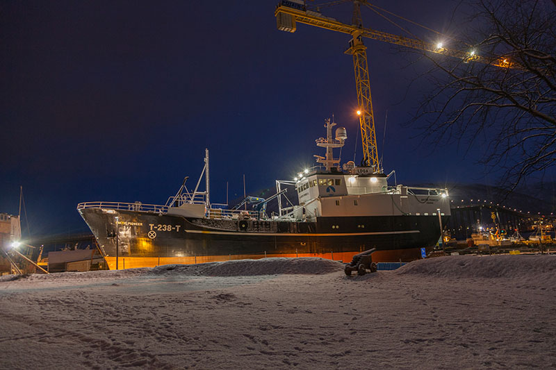Das auf dem Trockenen liegende Schiff von der anderen Seite