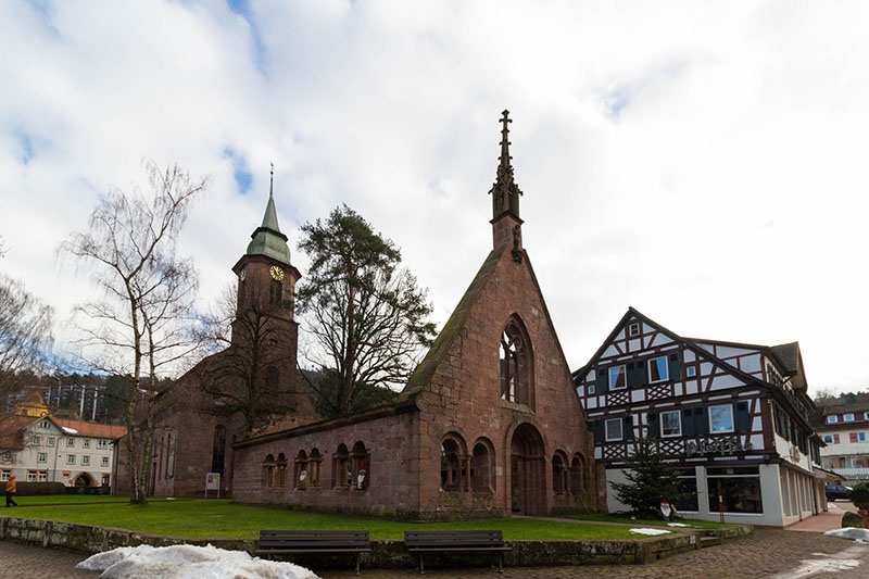 ... und Klosterruine in Bad Herrenalb