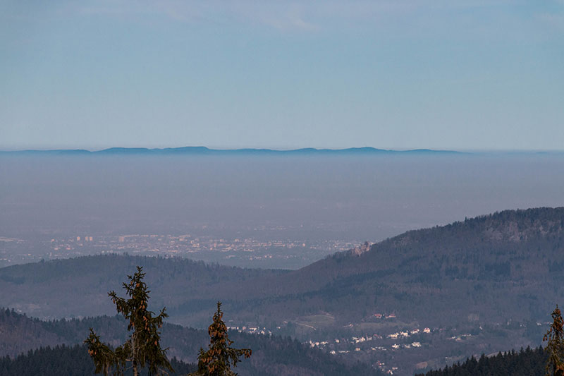Die Vogesen auf der anderen Seite des Rheintals