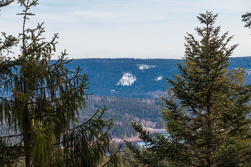 Am Zwei-Seen-Blick: Dort hinten der Schwarzenbach-Stausee ...
