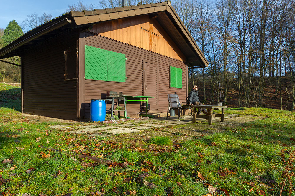 Vor der H&uuml;tte kann man sich gut sonnen