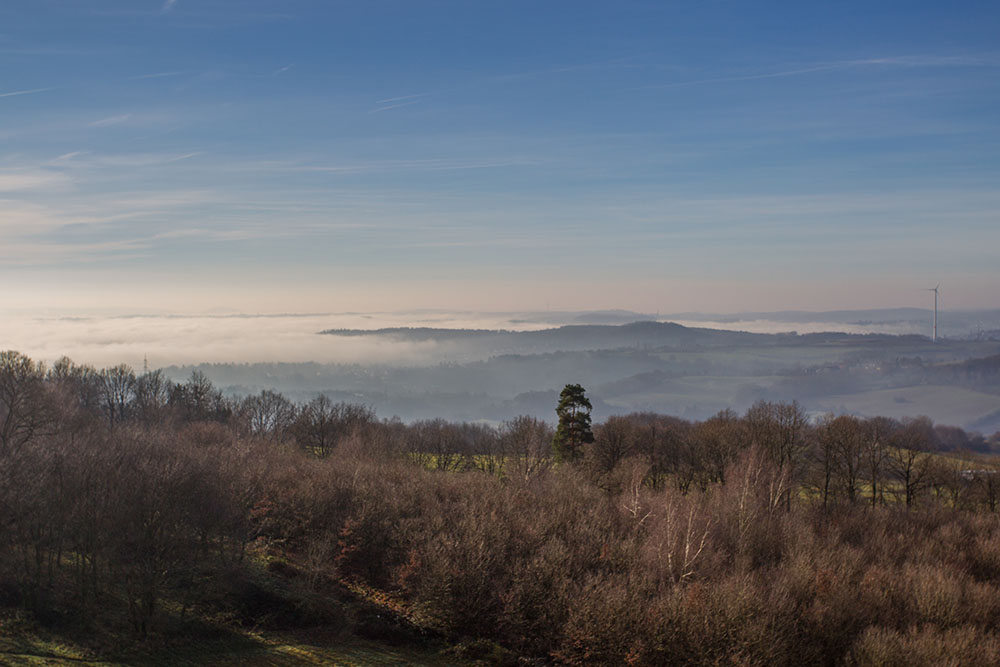 Nebel liegt in den Tälern