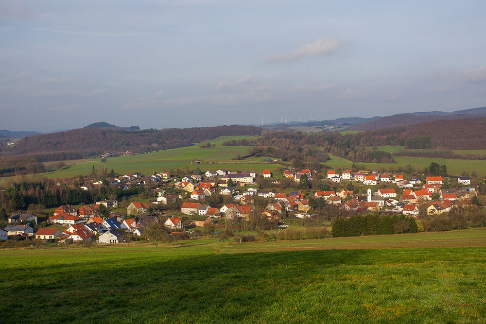 Die Ortschaft duckt sich ins Tal