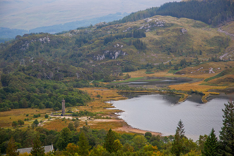 Ein dunkler Turm vor der malerischen Kulisse des Loch Shiel ...