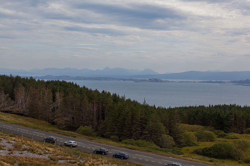Parkplatz am Straßenrand und Blick auf den Sound of Rassay