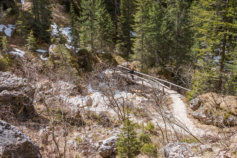 Brücke über einen rauschenden Bach