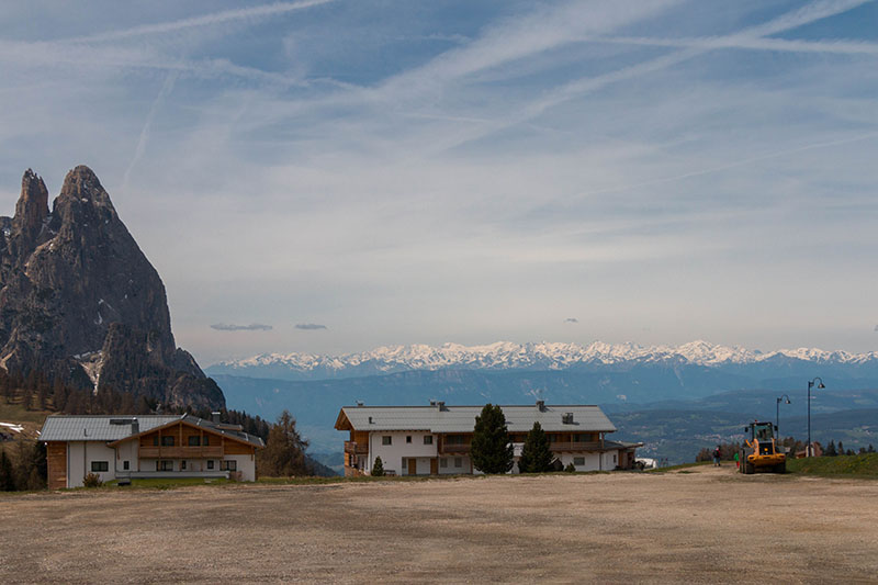 Auf der Seiser Alm, links der Schlern, im Hintergrund die Brenta?