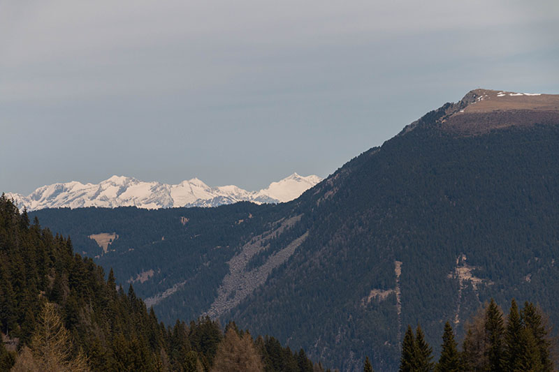 Schneebedeckte Gipfel am Horizont
