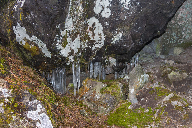 Eiszapfen unter den Felsen