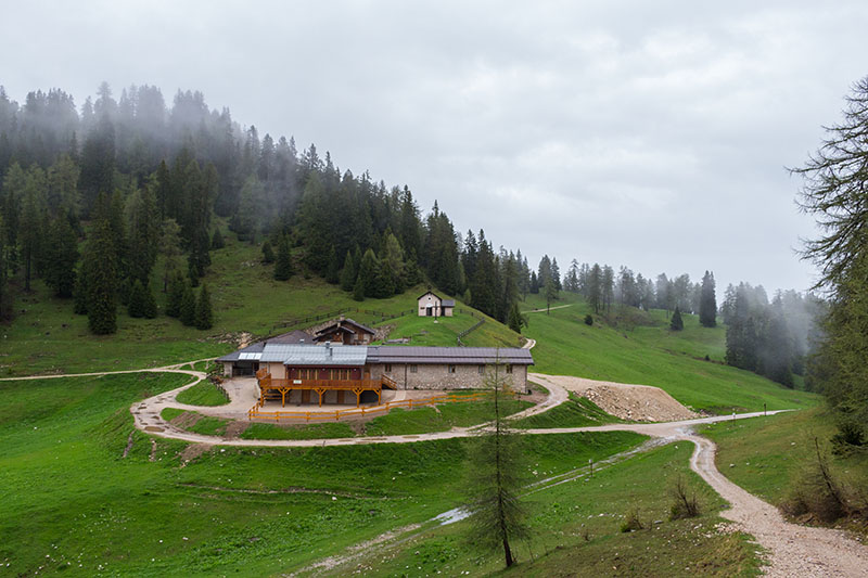 Malga Romeno: Um diese Jahreszeit sind die meisten Hütten noch zu :-(