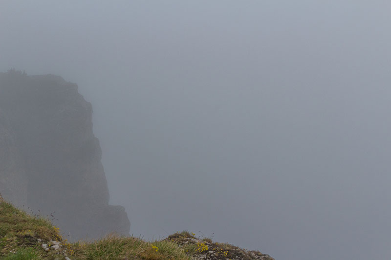Kurz vor dem Gipfel des Roën führt der Weg scharf am Abgrund vorbei ...