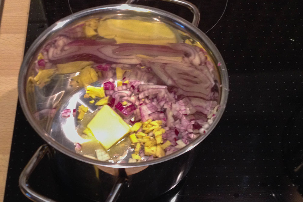 Zwiebeln, Knoblauch und Ingwer in Butter anbraten