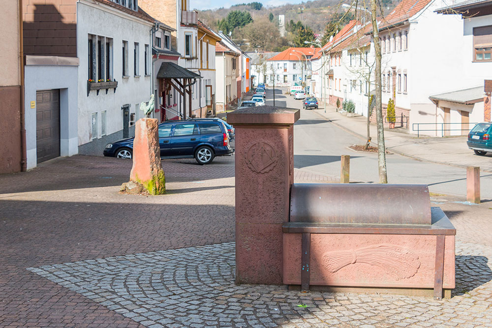 Start am Dorfbrunnen in Hangard