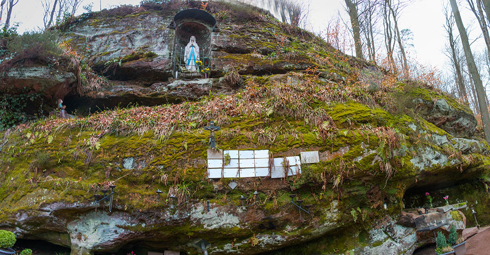 Kurz vor dem Regenbeginn, erreichen wir die Lourdes-Grotte
