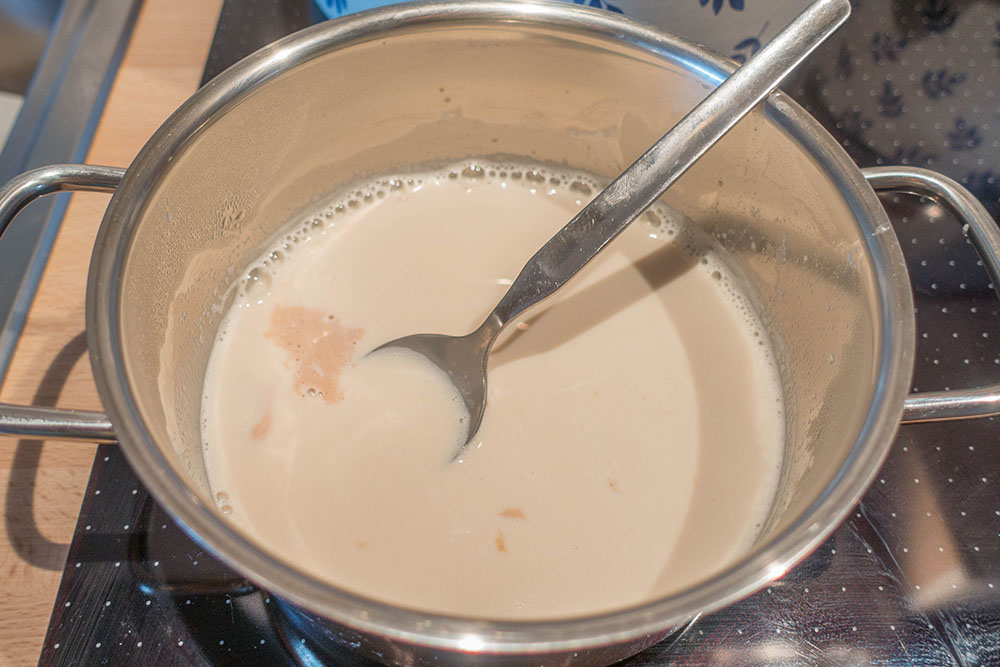 Hefe in 200 ml lauwarmer Milch auflösen