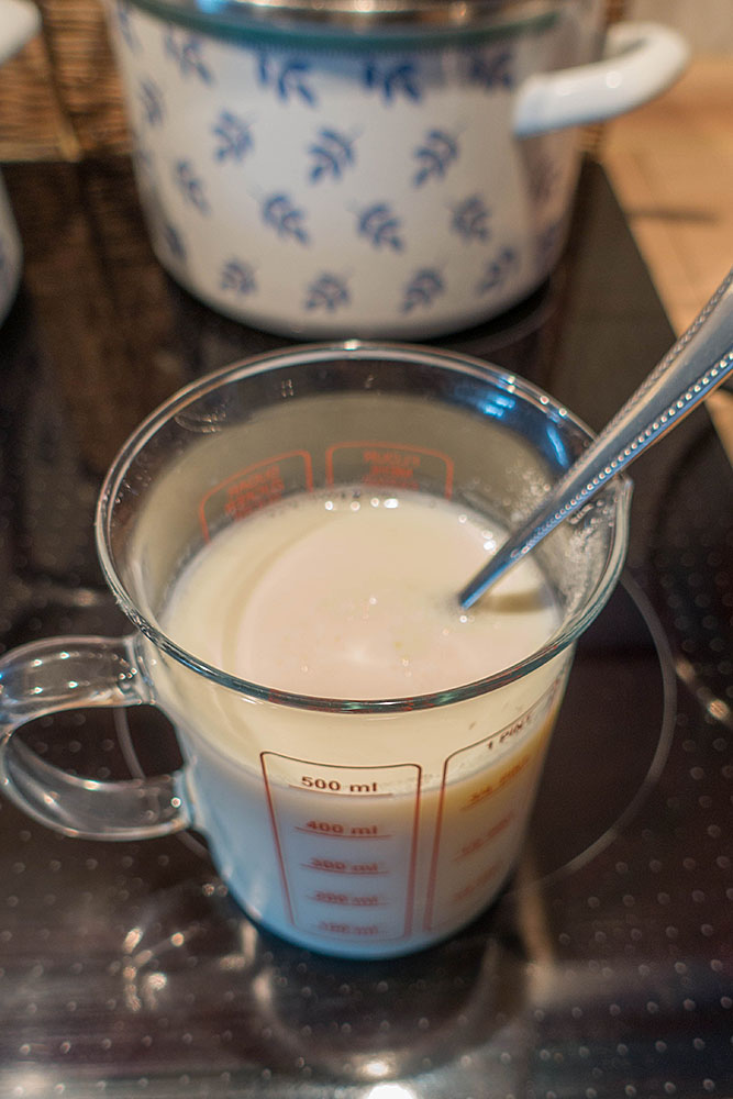 1 TL Zucker und 2 TL Salz in 400 ml Milch auflösen
