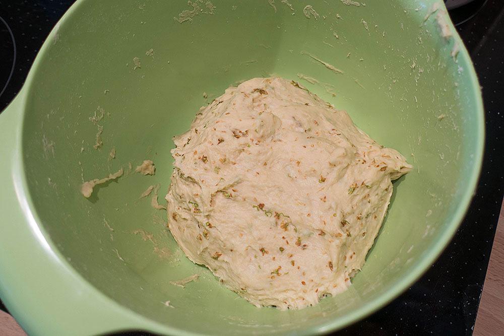 Die insgesamt 600 ml Milch (mit der fefe, dem Salz und den Zucker) zusammen mit 1 kg Mehl und etwas Zitronenabriebzu den Blüten geben und zu einem Teig verkneten. Danach 1 Stunde ruhen lassen