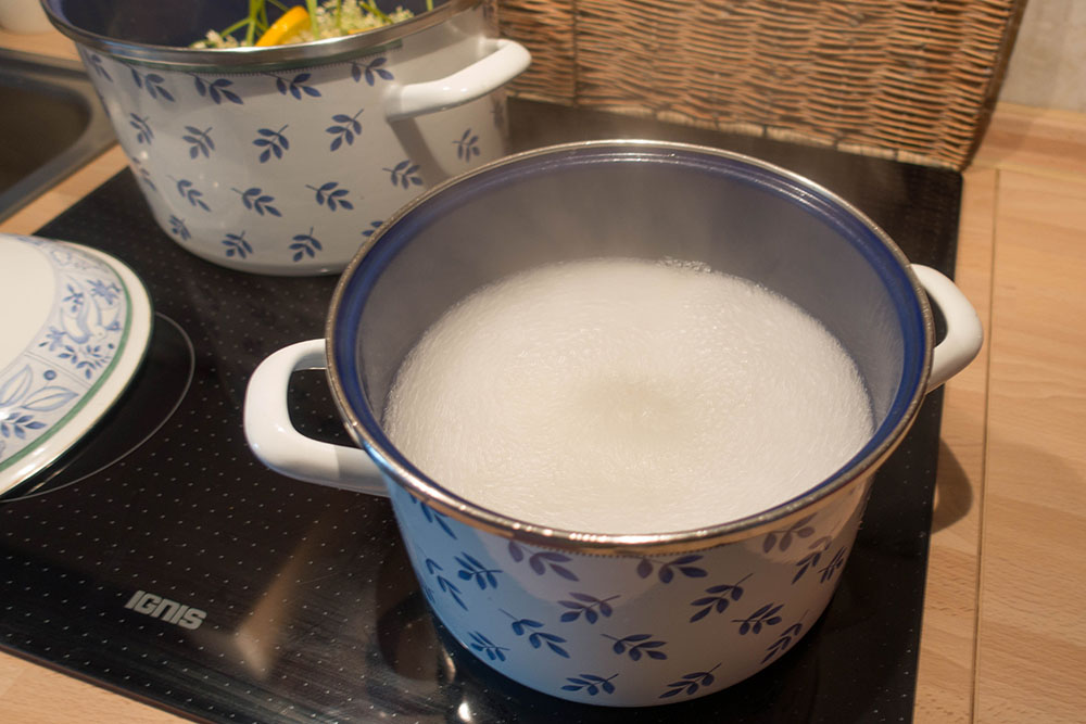 Ein Liter Wasser mit 1 kg Zucker zum Kochen bringen ...
