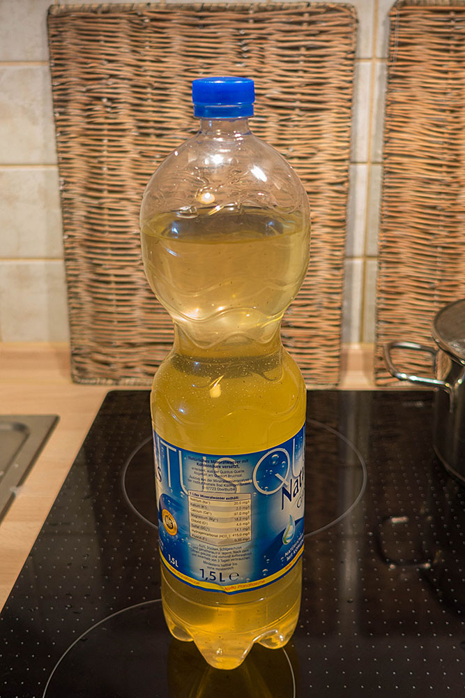 Die Flüssigkeit über einen Filter abgießen und danach in eine Flasche abfüllen. Nun hat man einen leckeren Grundstoff für zahlreiche Rezepte