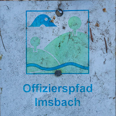 (Alte) Kennzeichnung des Premiumwanderwegs "Offizierspfad", neu ist die Kochmütze für "Tafeltour"
