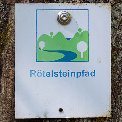 Kennzeichnung des Premiumwanderwegs Rötelsteinpfad