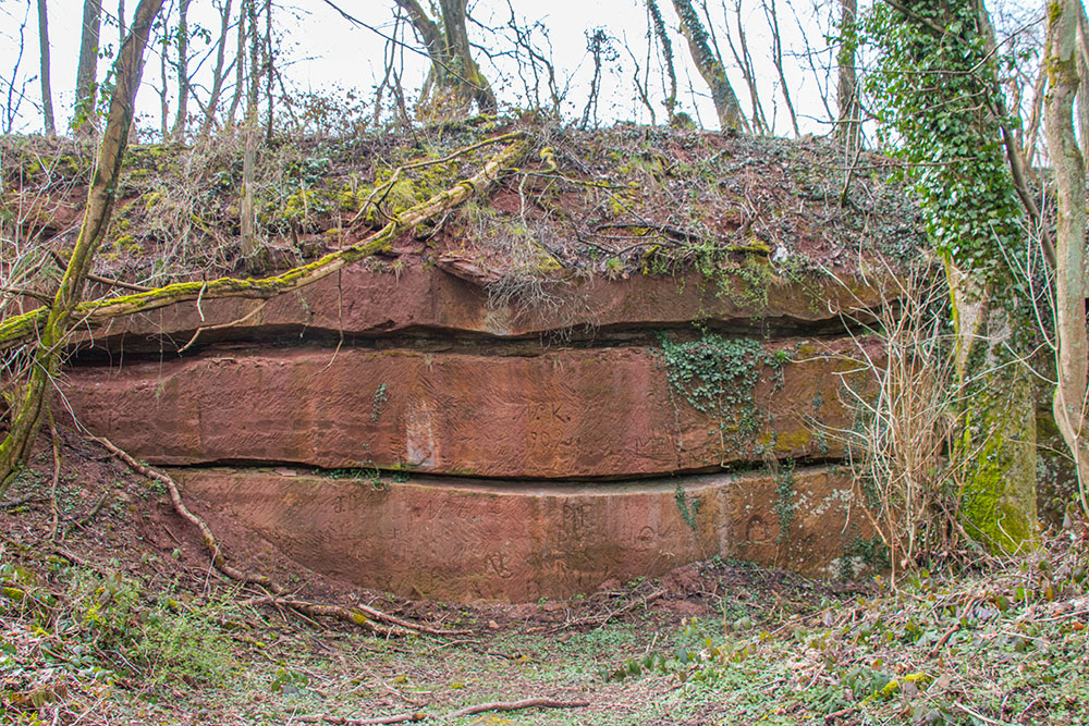 Sandsteinfels mit Gravuren