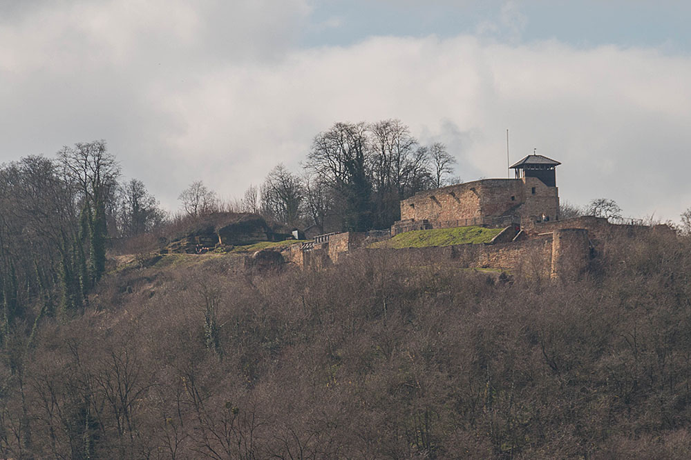 Ein steiler Weg führt zur Burg hinauf