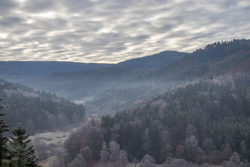 Blick &uuml;ber die gegen&uuml;ber liegenden H&uuml;gel 