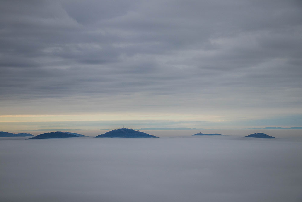 ... die Bergspitzen sehen aus wie Inseln im Meer 