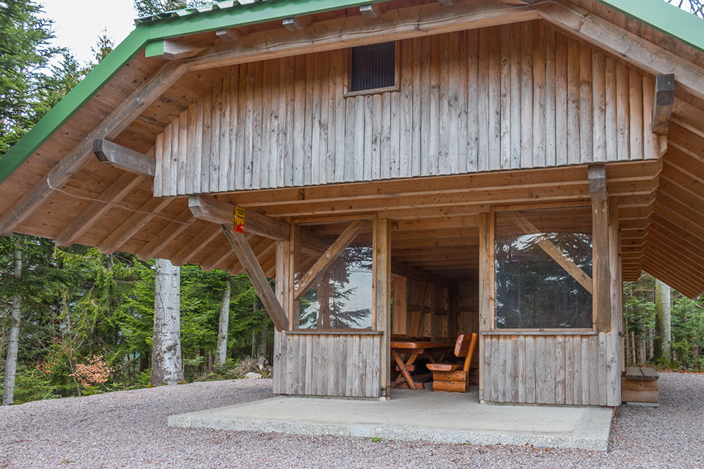 Schutzh&uuml;tte auf dem Brennte Schrofen