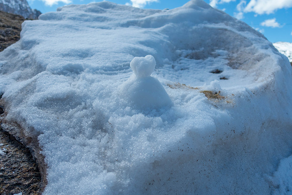 Der Versuch aus den Schneeresten einen Schneemann zu bauen ;-)