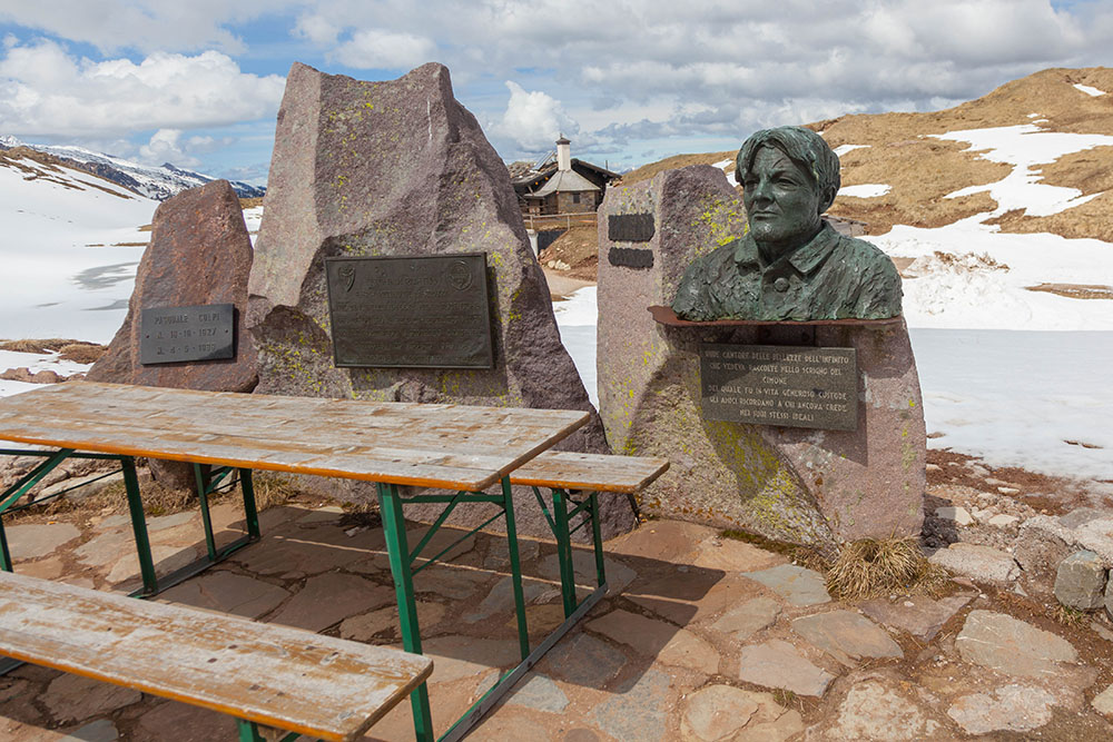 Hinter der H&uuml;tte steht das Denkmal des Dichters Alfredo Paluselli
