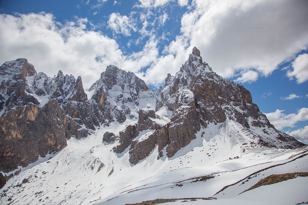 Die umgebenden Berge erheben sich majest&auml;tisch in die H&ouml;he
