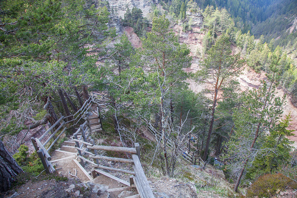 Steile Treppen führen nach oben