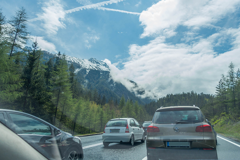 Am Fernpass wird der Vorw&auml;rtsdrang durch Stau gebremst :-(