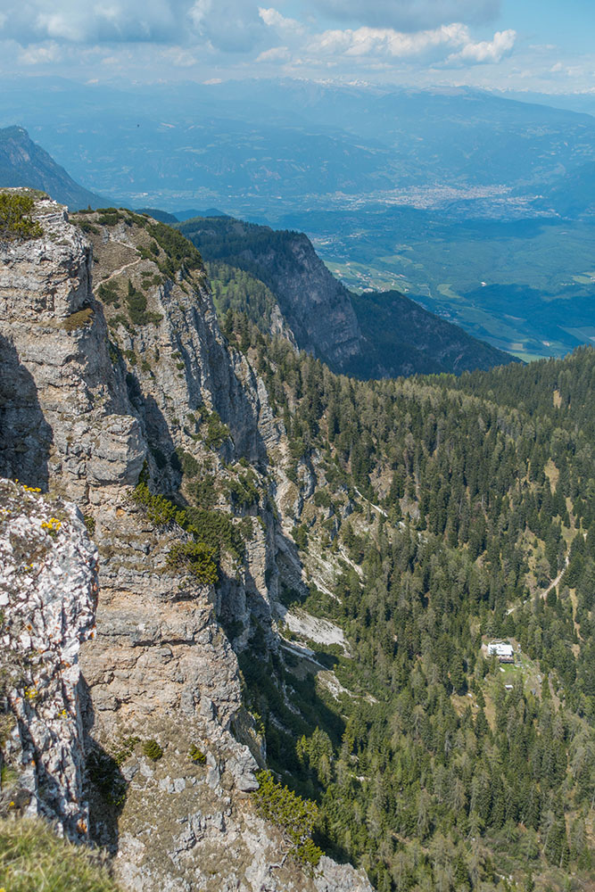 ... und dort unten, an der Überetsch-Hütte, ist der Start