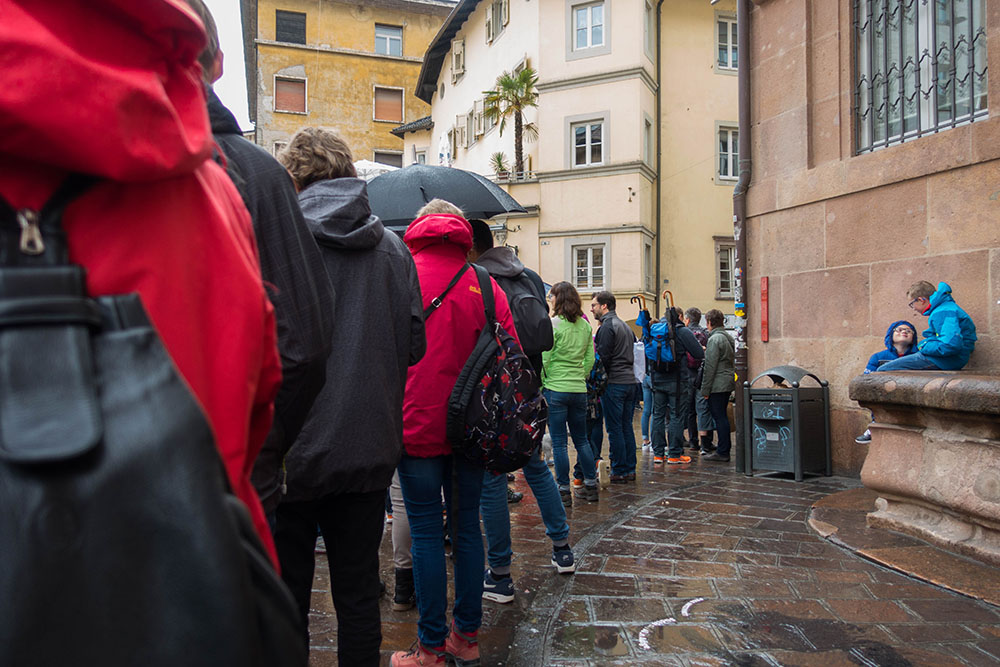 Lange Schlange vor dem Eingang