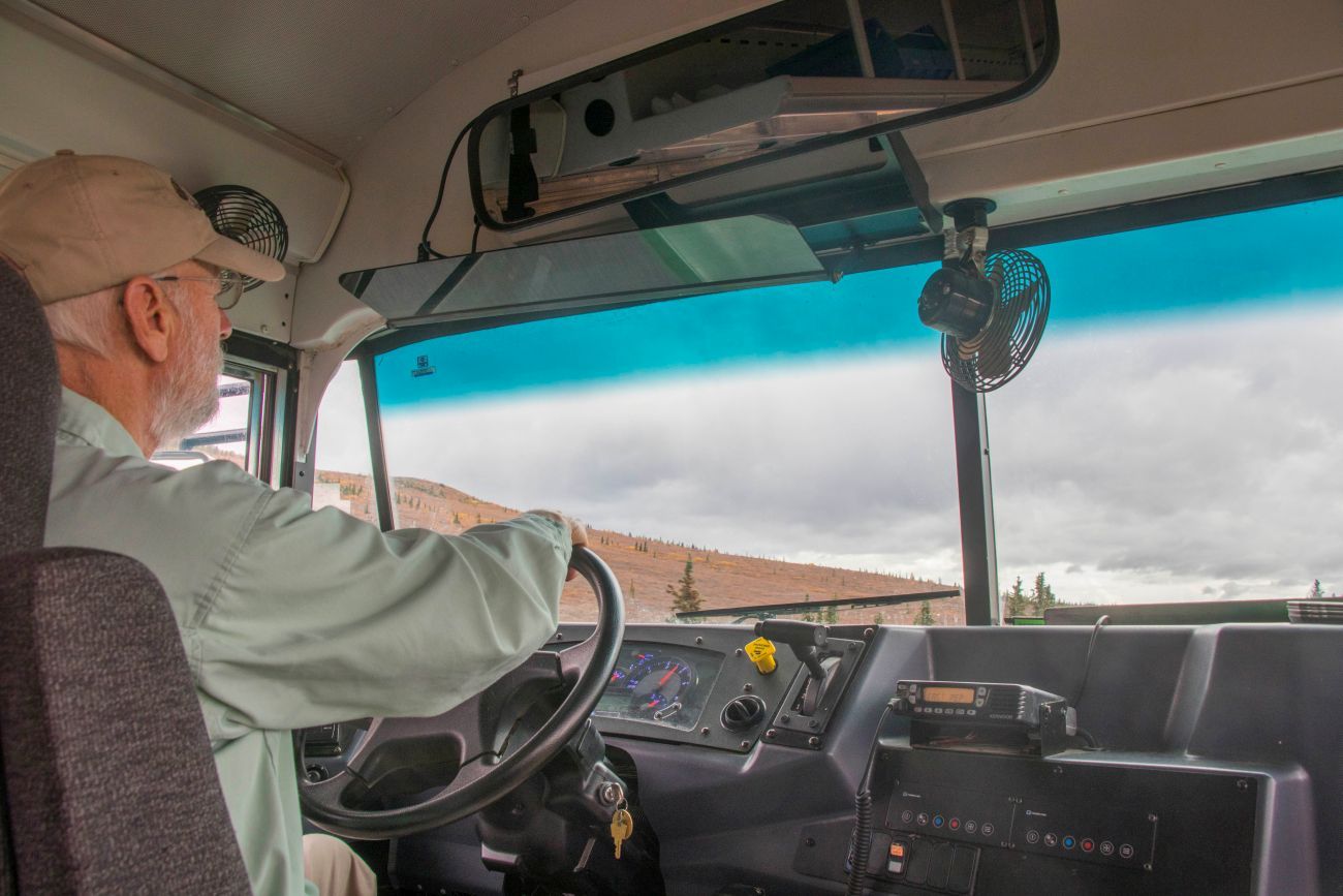 Der Bus bringt uns zum Denali Sled Dog Kennels 