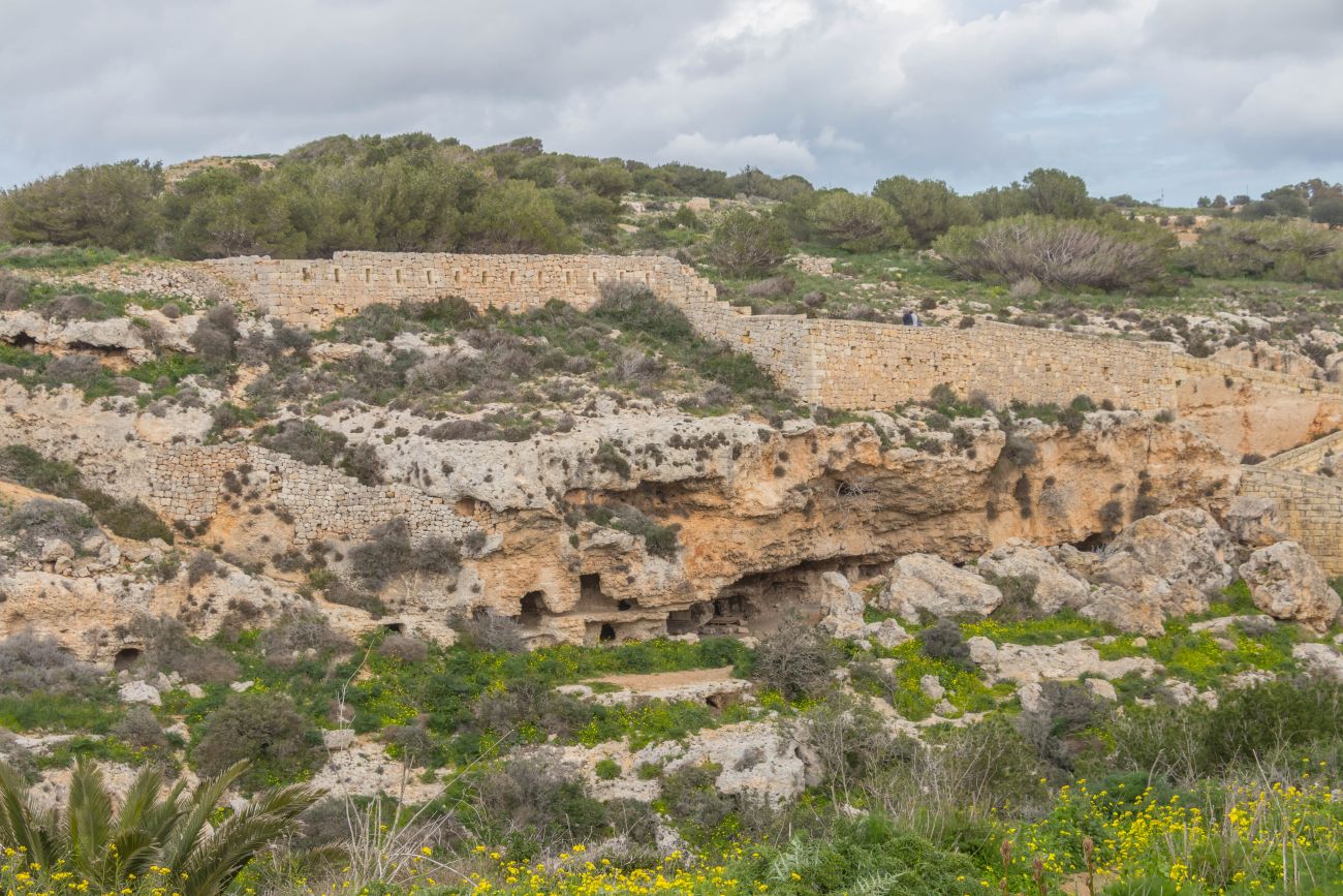 Alte Höhlen und Mauerreste