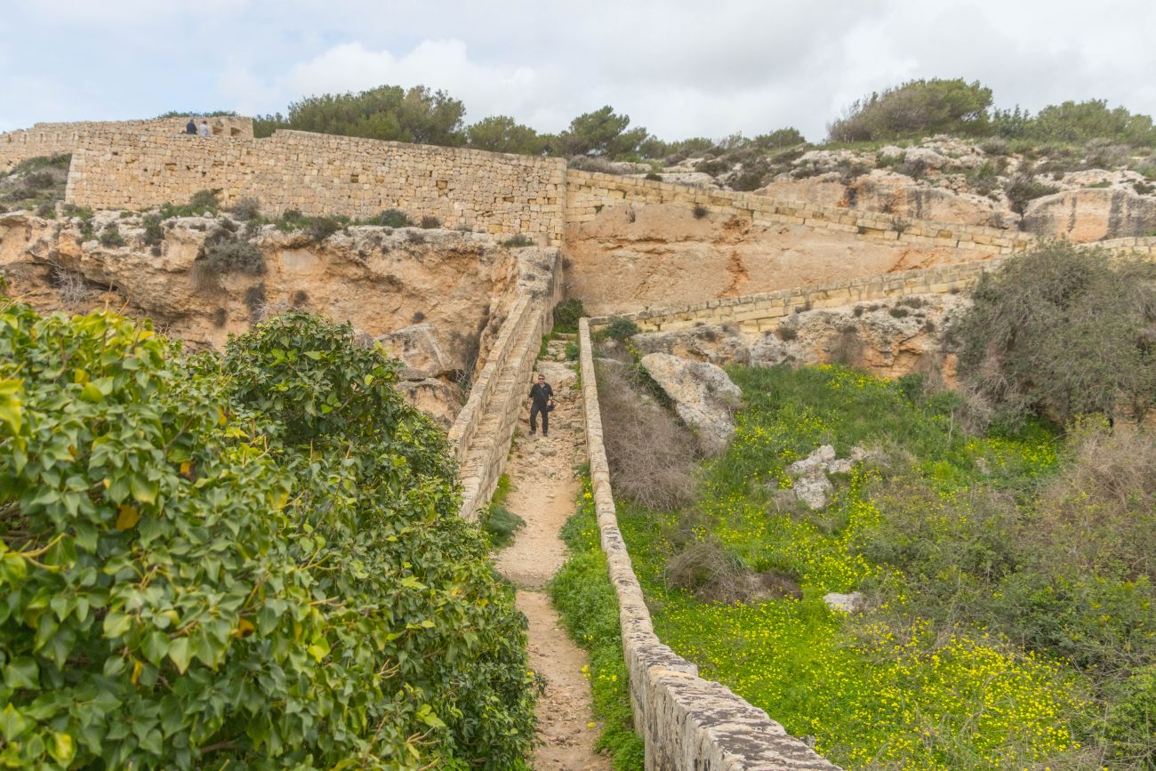 Trockenmauergesäumte Wege