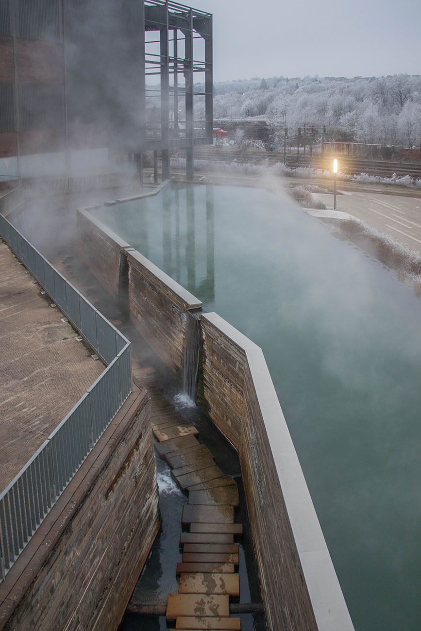 Warmes Wasser aus dem Bergwerk erzeugt den Dampf 