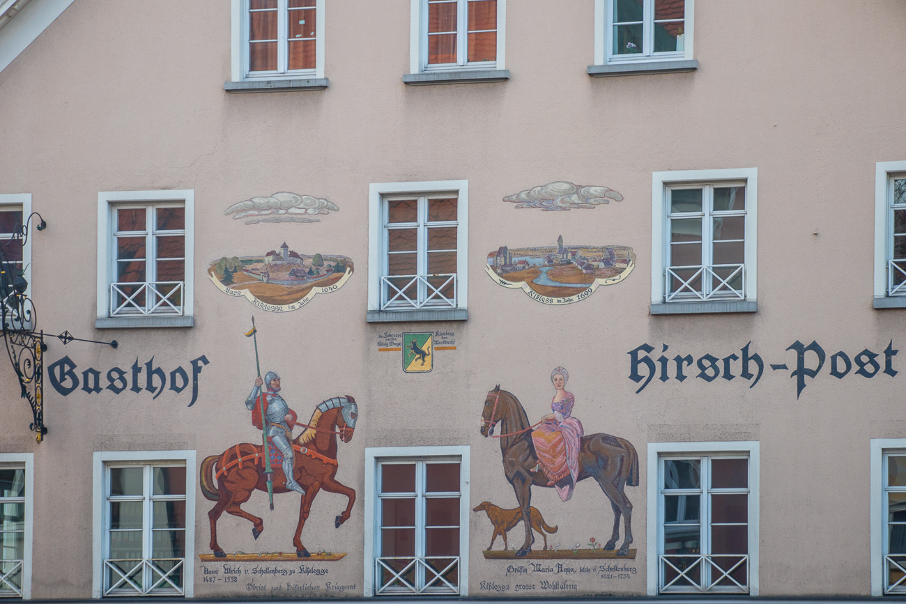 Anfahrt nach Scheidegg: Malerei an einem Gasthof in Kißlegg 