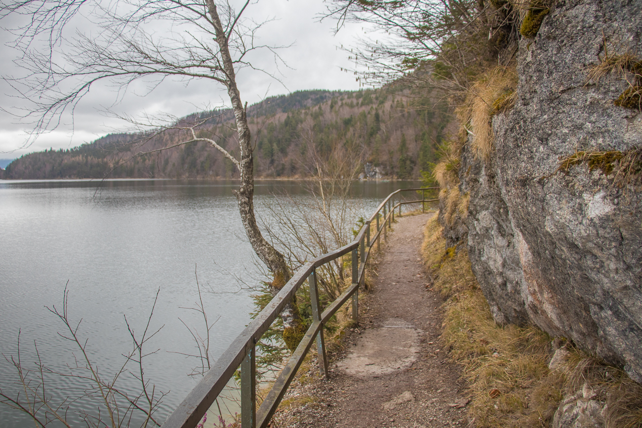 Schmaler Uferweg 