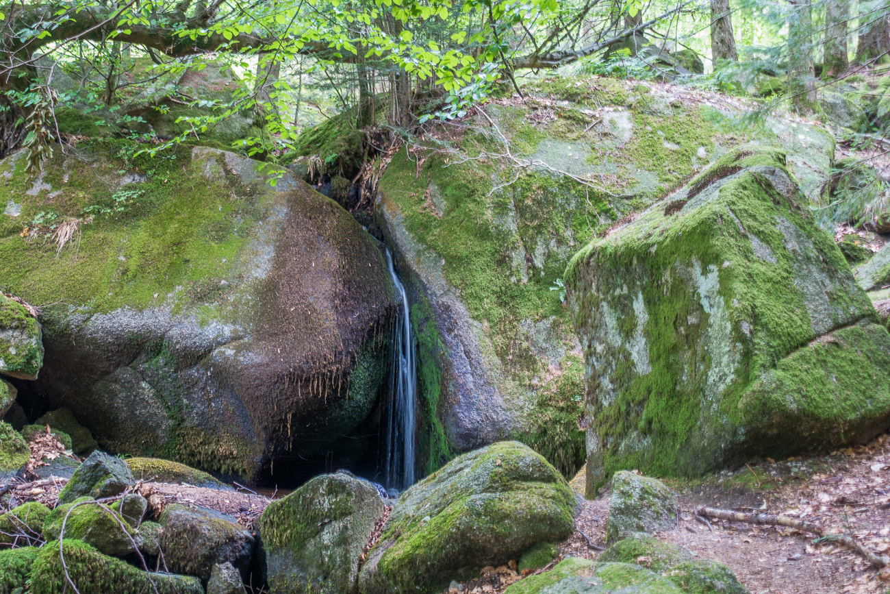 Zwischendurch ergie&szlig;t sich mal ein anderer Bach durch die Felsen