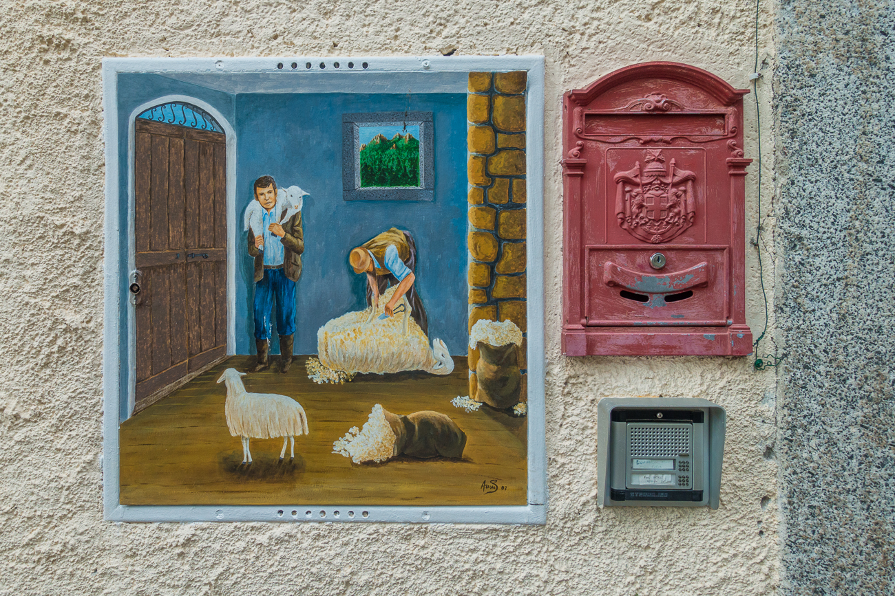 An den H&auml;userw&auml;nden gibt es zahlreiche Bilder zu bestaunen