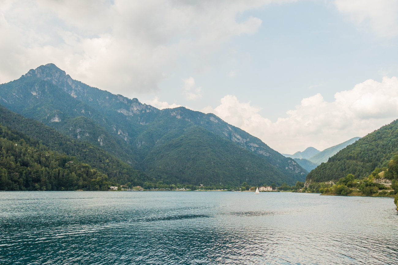 Dort vorn, beim großen Hotel, gibt es ...