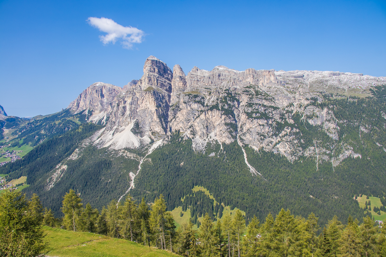 Von l nach r: Kleine Cirspitze (2.520 m), Große Cirspitze (2.592 m), Sass da Ciampac (2.667 m), Sassongher (2.665 m)