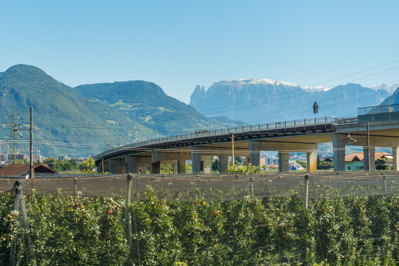 &Uuml;ber der Autobahnbr&uuml;cke sieht man den Schlern