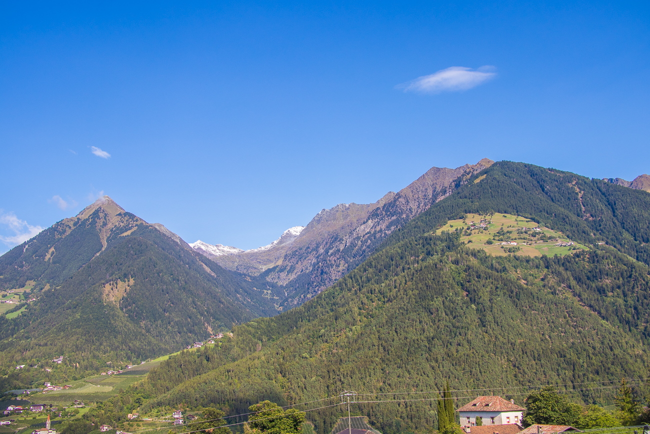 Etwas Schnee liegt auf den Bergspitzen