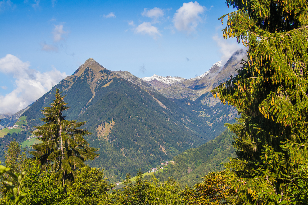 Blick auf die umgebenden Berge ...